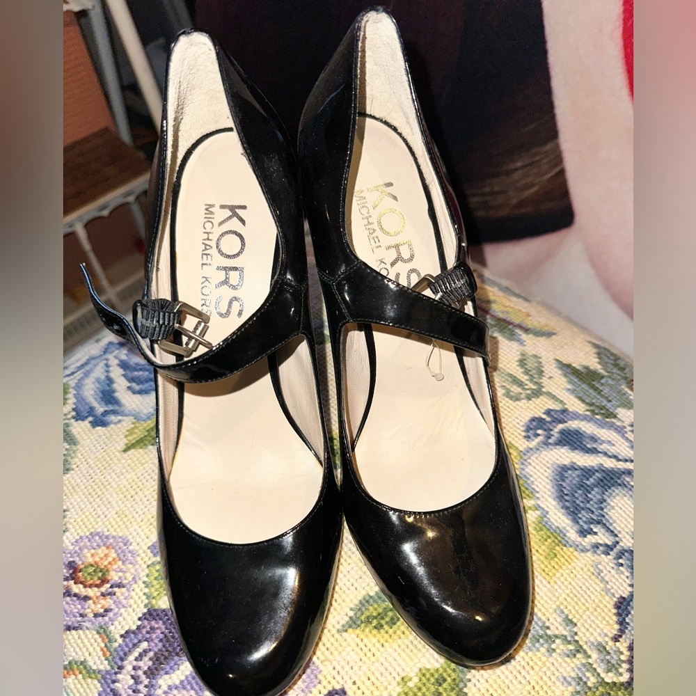 Michael Kors Closed toe strapped heel